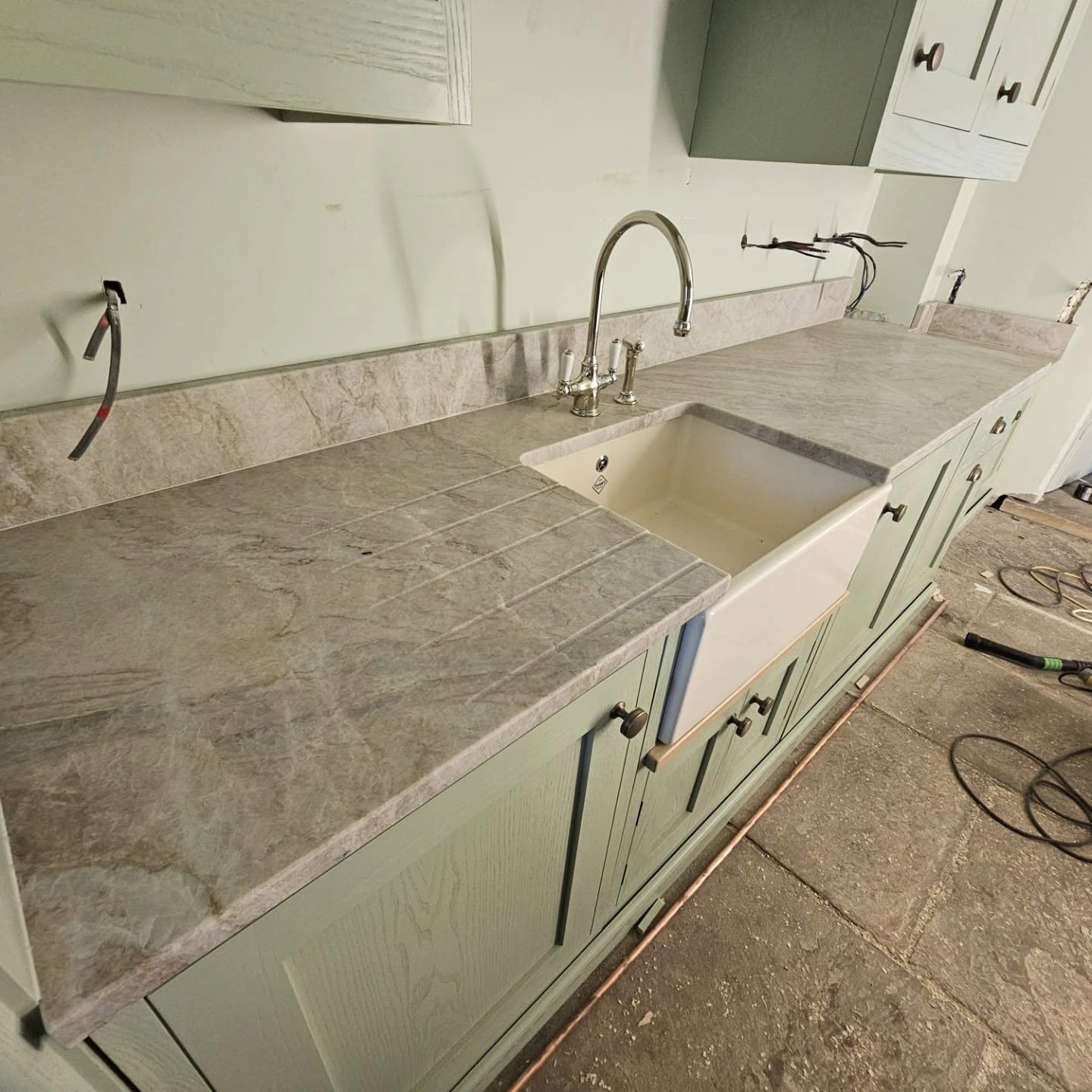 Warm golden veining running through Taj Mahal Quartzite worktops